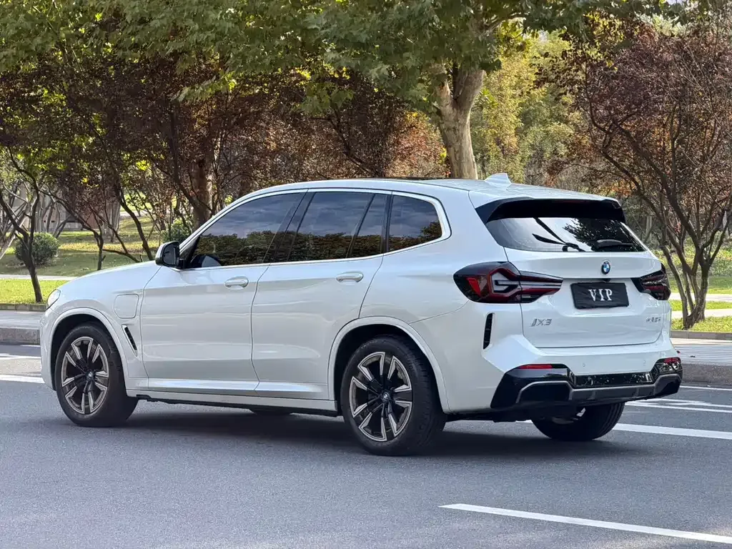 BMW iX3 — фото 9