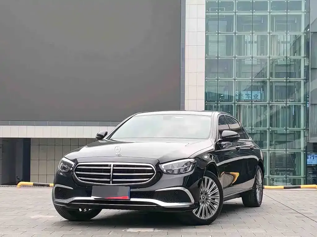 Mercedes-Benz E-Class — фото 1
