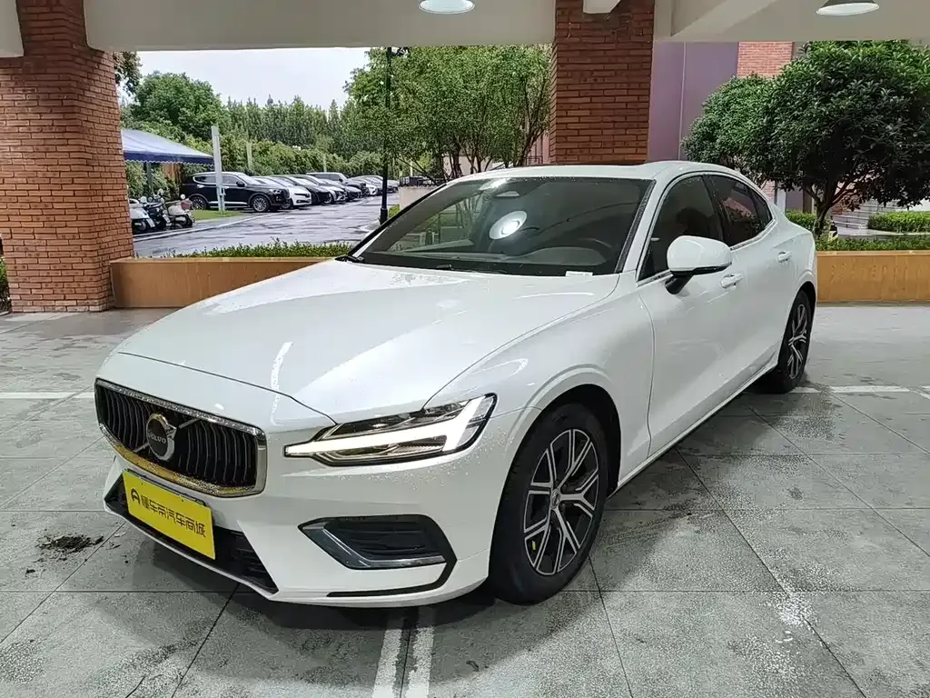 Volvo S60 — фото 1