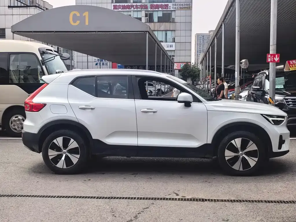 Volvo XC40 — фото 5