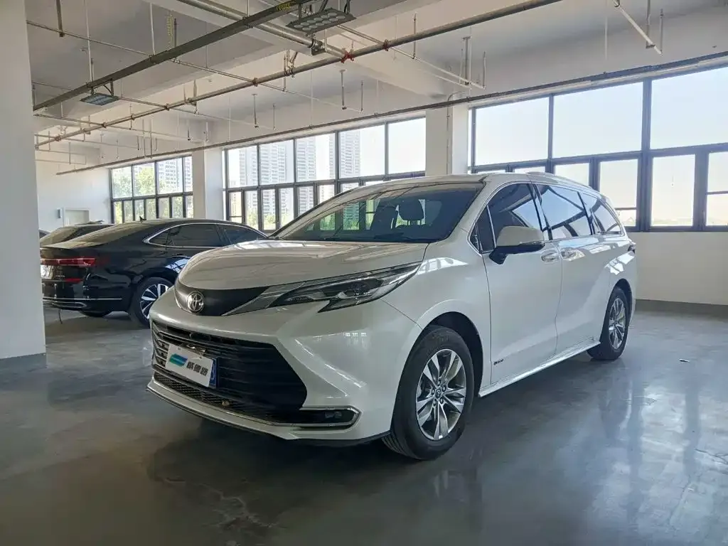 Toyota Sienna — фото 1