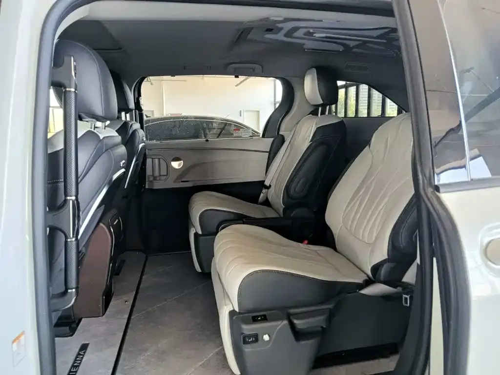 Toyota Sienna — фото 10