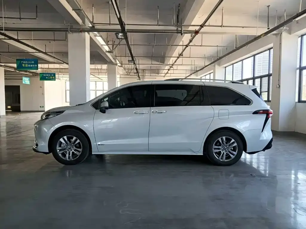 Toyota Sienna — фото 7