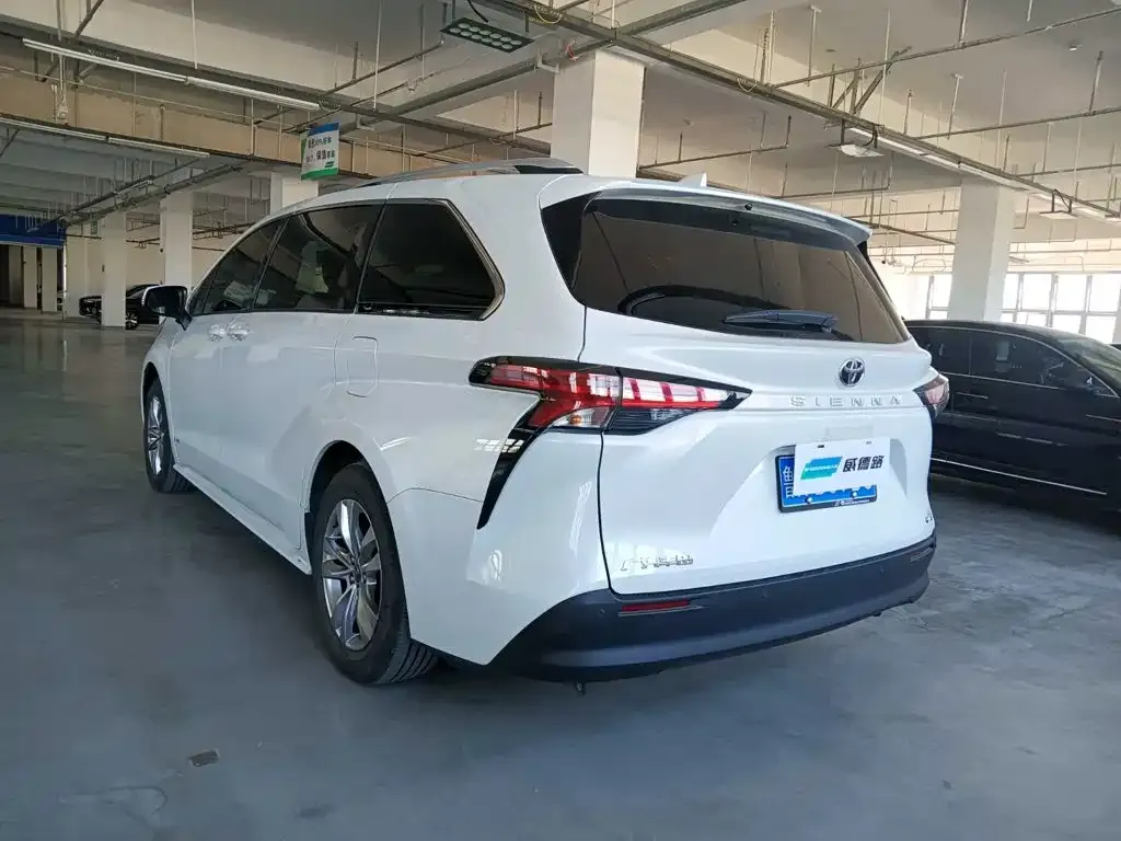 Toyota Sienna — фото 9