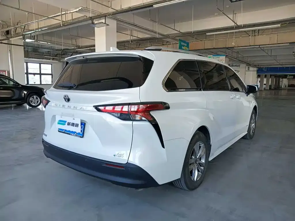 Toyota Sienna — фото 4