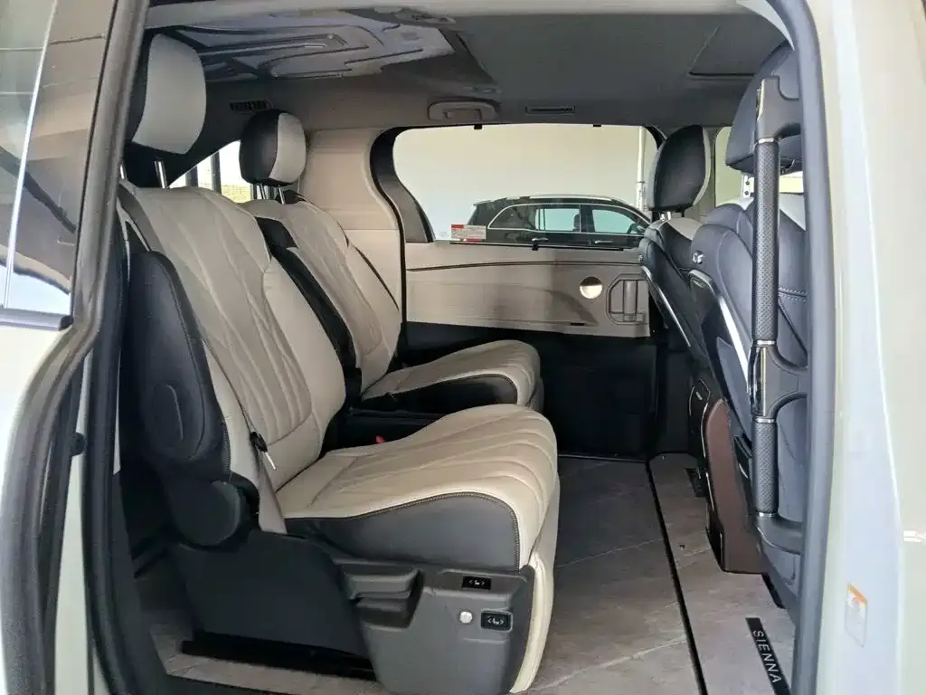 Toyota Sienna — фото 2