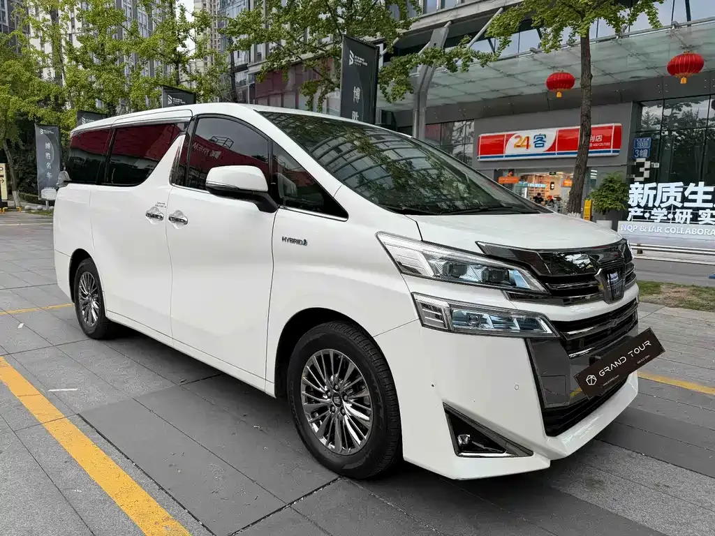 Toyota Alphard — фото 1