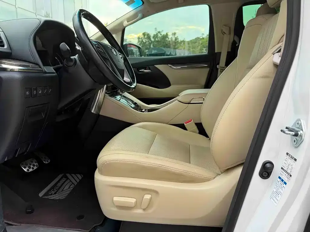 Toyota Alphard — фото 2