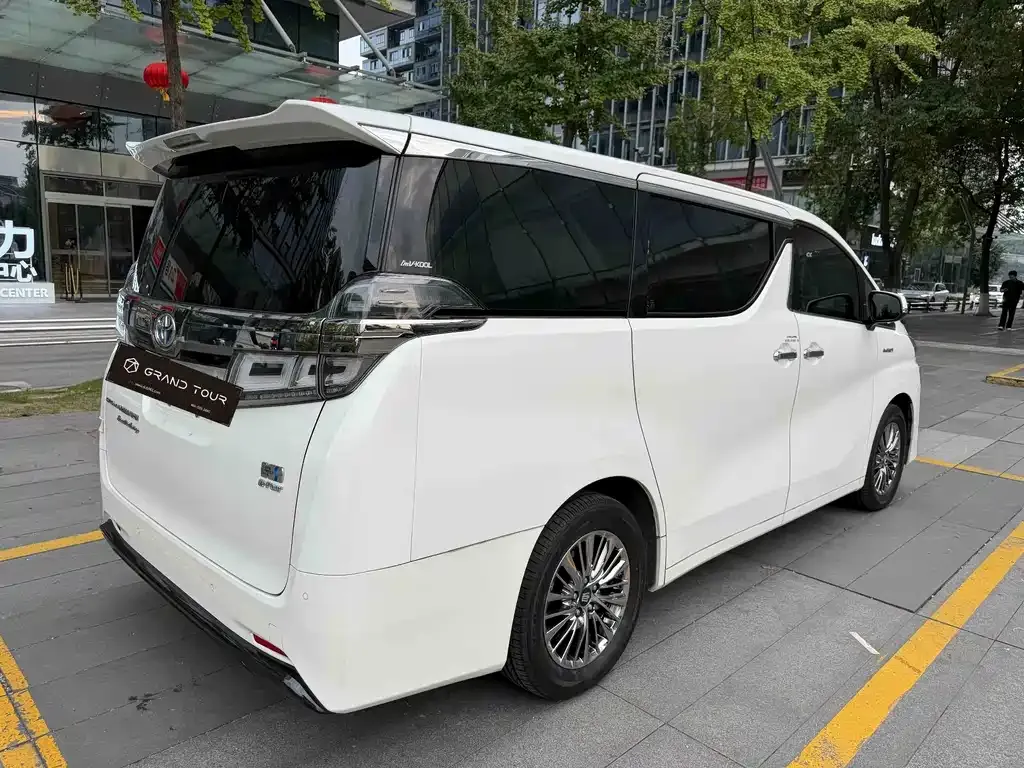Toyota Alphard — фото 4
