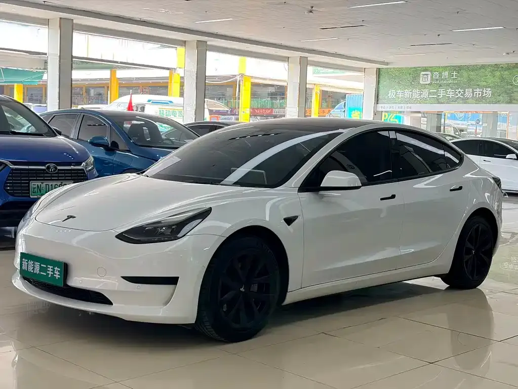 Tesla Model 3 — фото 1