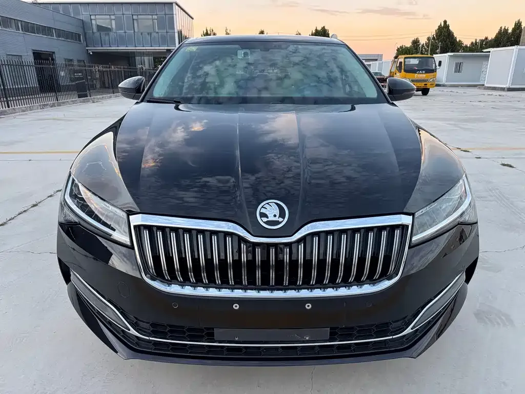 Skoda Superb — фото 10