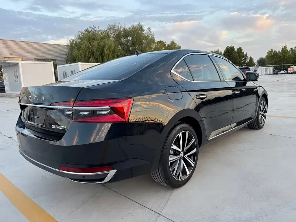 Skoda Superb — фото 2