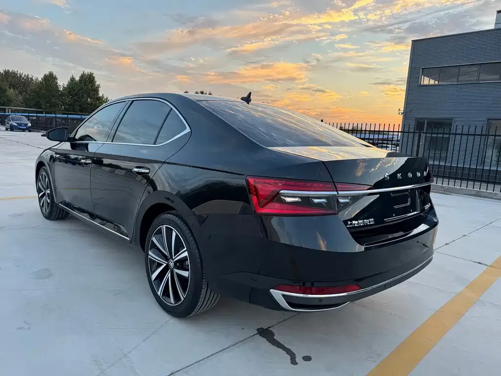 Skoda Superb — фото 8