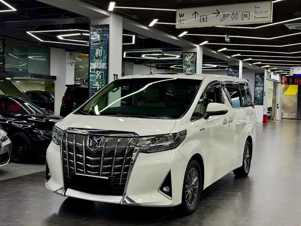 Toyota Alphard — фото 1