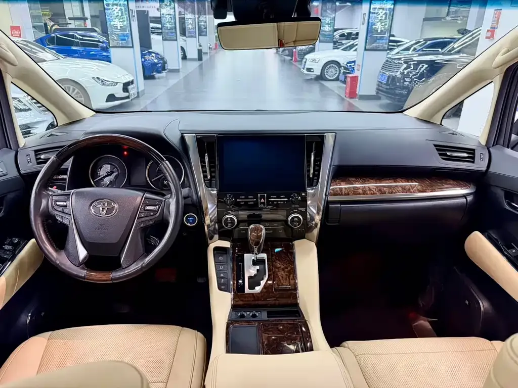 Toyota Alphard — фото 4