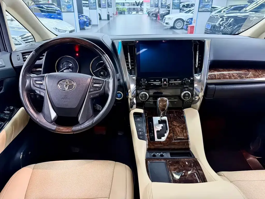 Toyota Alphard — фото 7