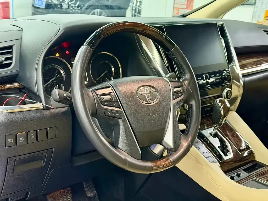 Toyota Alphard — фото 10
