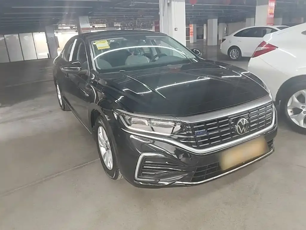 Volkswagen Passat PHEV — фото 10