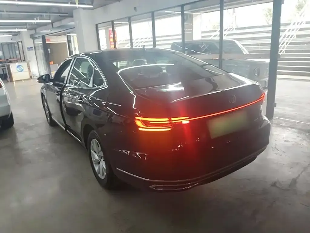 Volkswagen Passat PHEV — фото 4