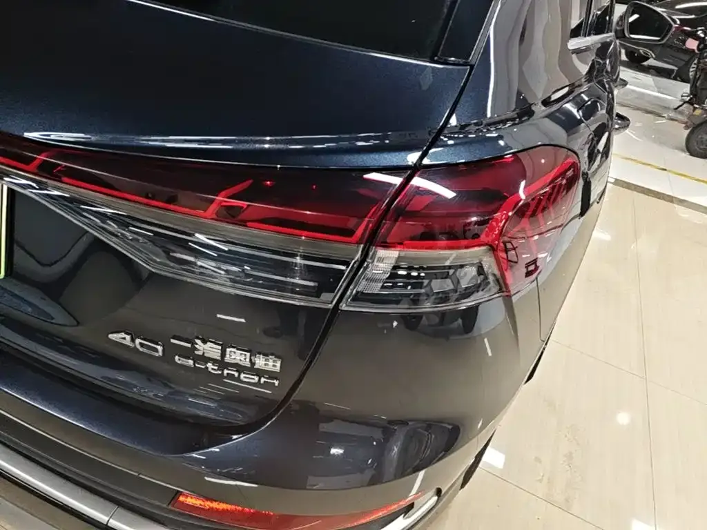 Audi Q4 e-tron — фото 10