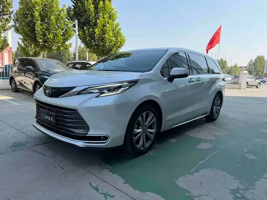 Toyota Sienna — фото 1
