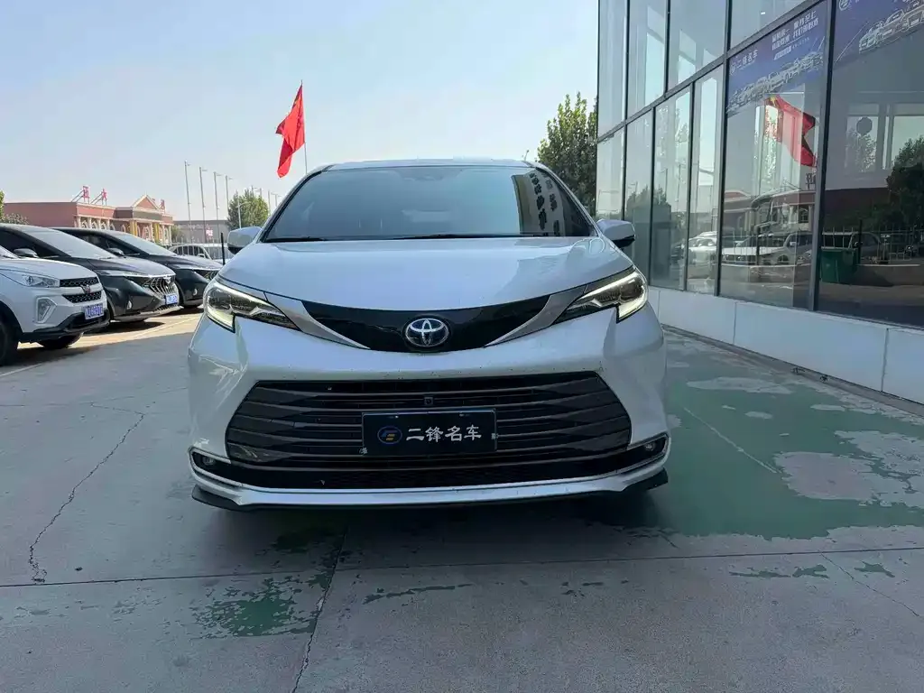 Toyota Sienna — фото 2