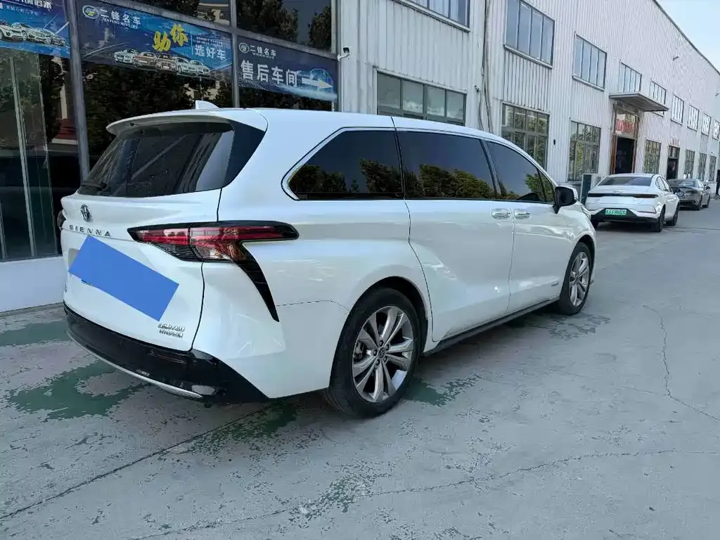 Toyota Sienna — фото 10