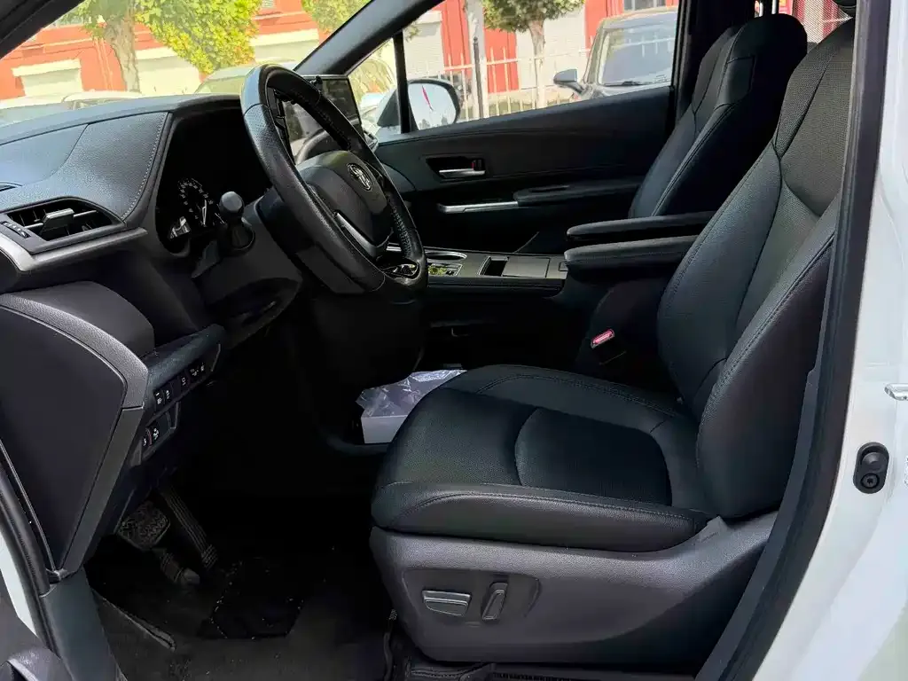Toyota Sienna — фото 4