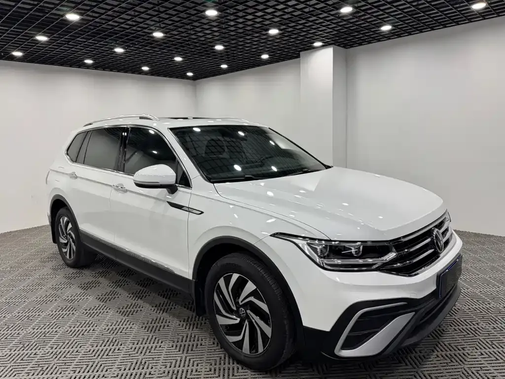Volkswagen Tiguan L — фото 1