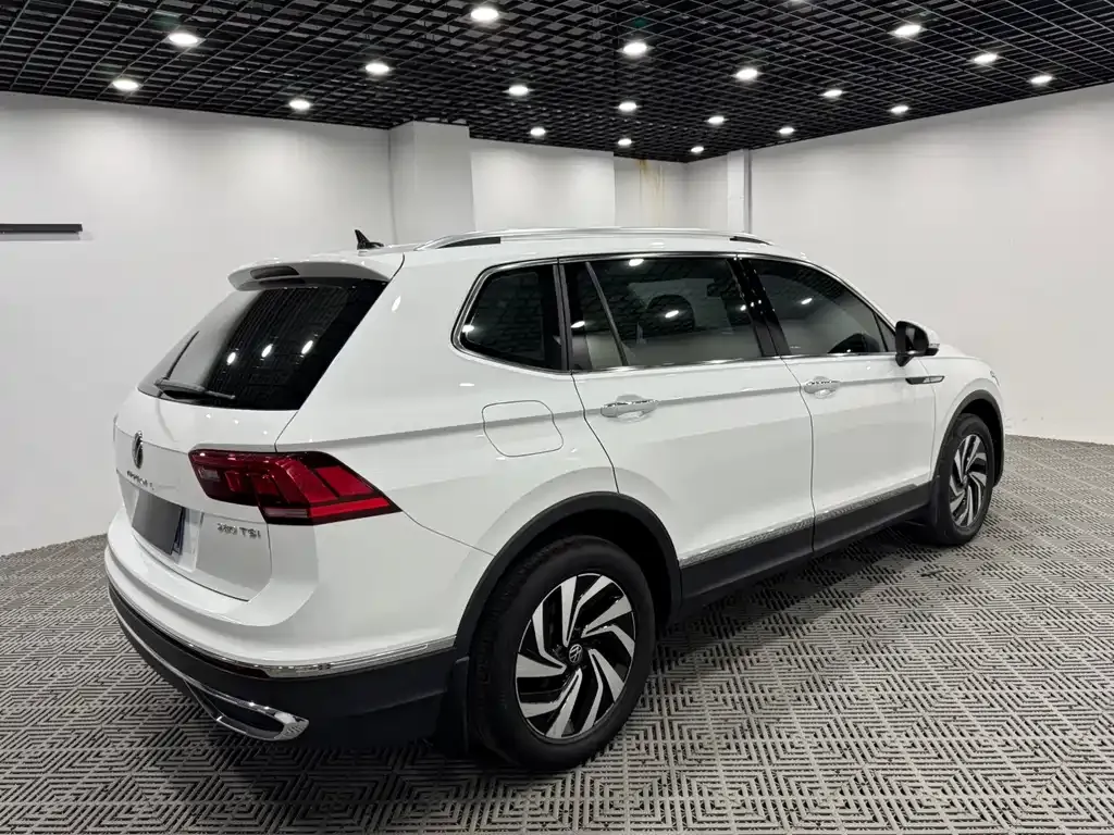 Volkswagen Tiguan L — фото 8