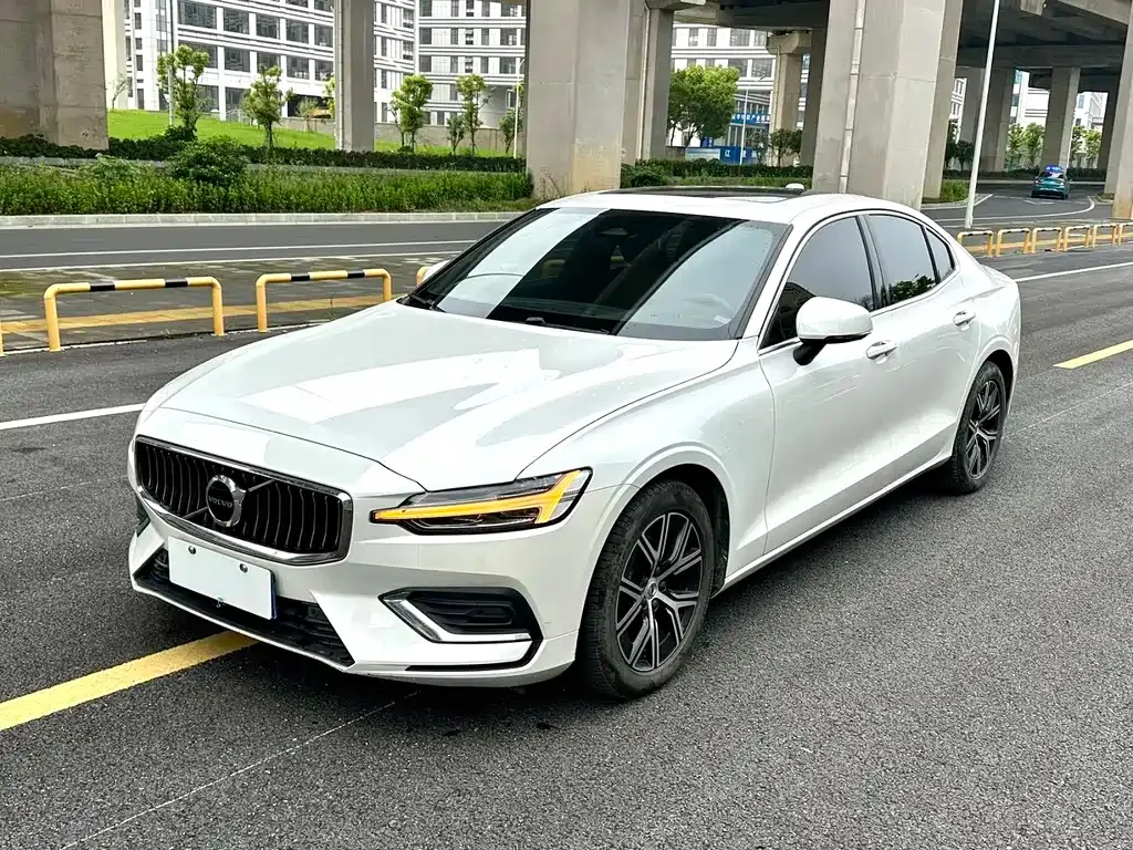 Volvo S60 — фото 1