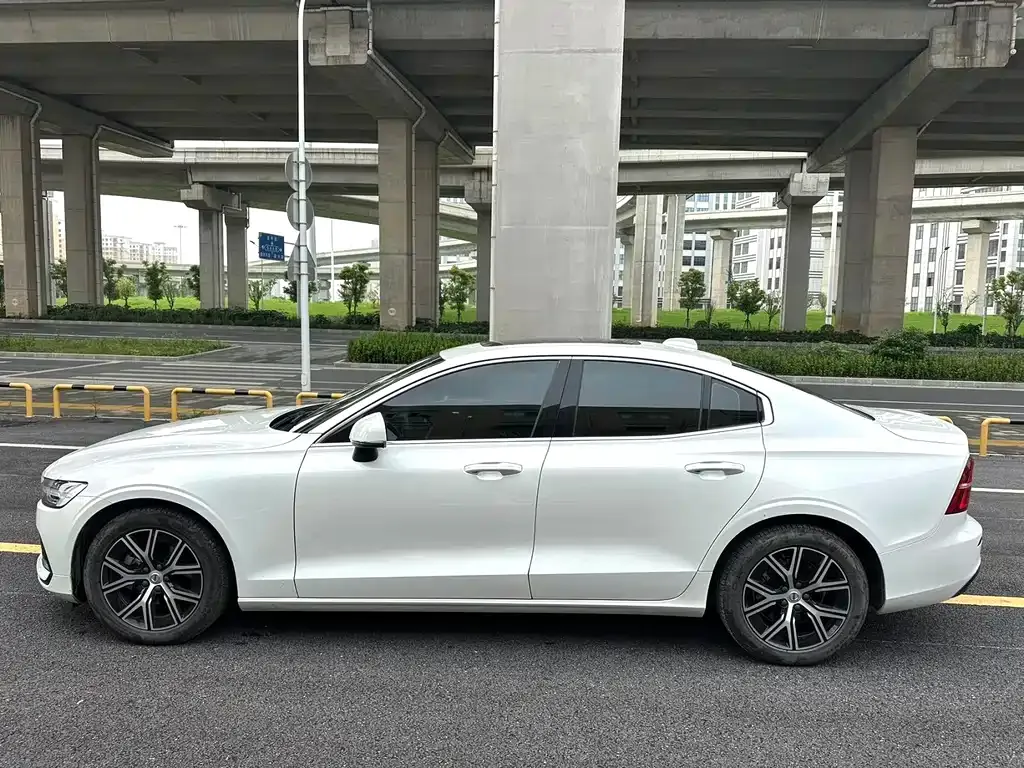 Volvo S60 — фото 10