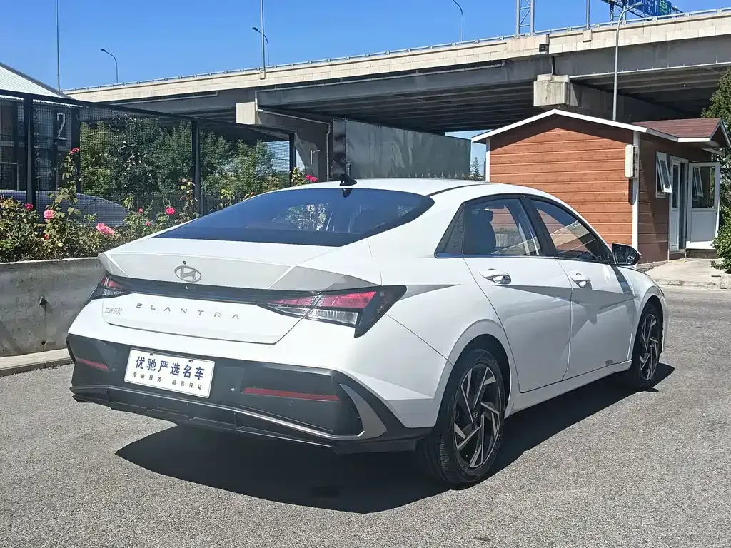 Hyundai Elantra — фото 10