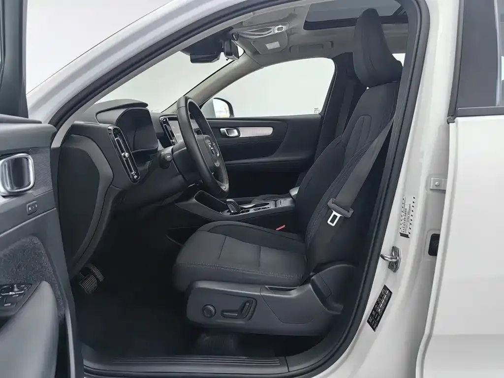 Volvo XC40 — фото 4
