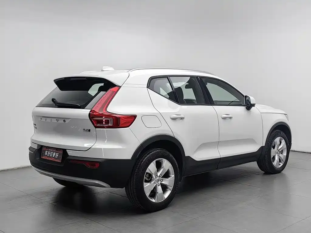 Volvo XC40 — фото 10