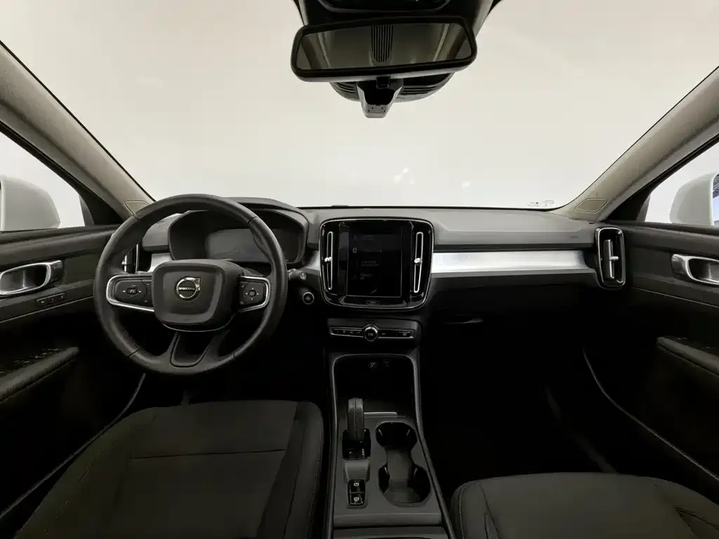 Volvo XC40 — фото 9