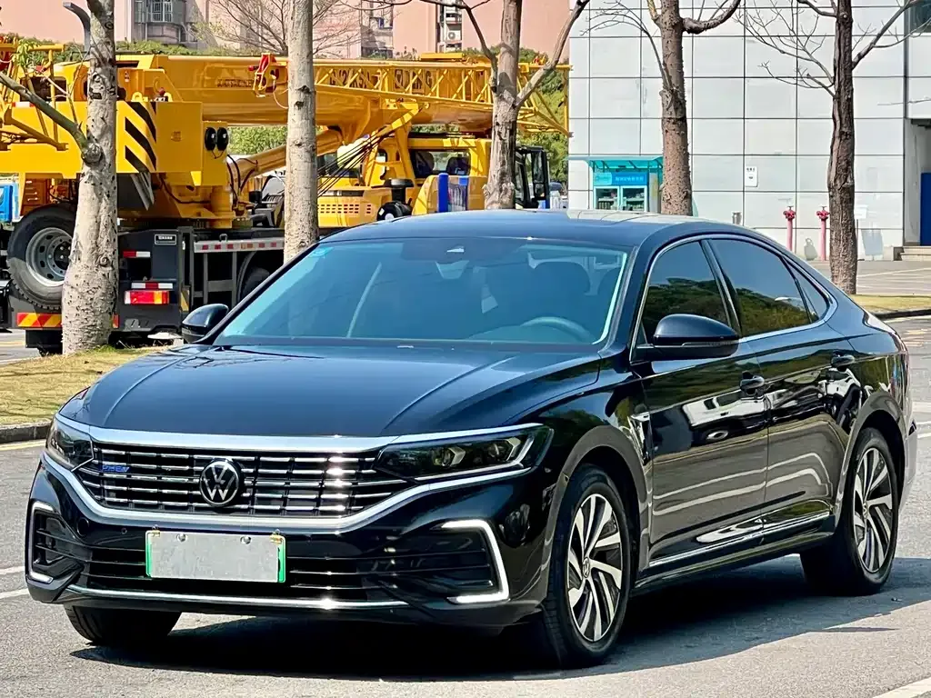Volkswagen Passat PHEV — фото 1