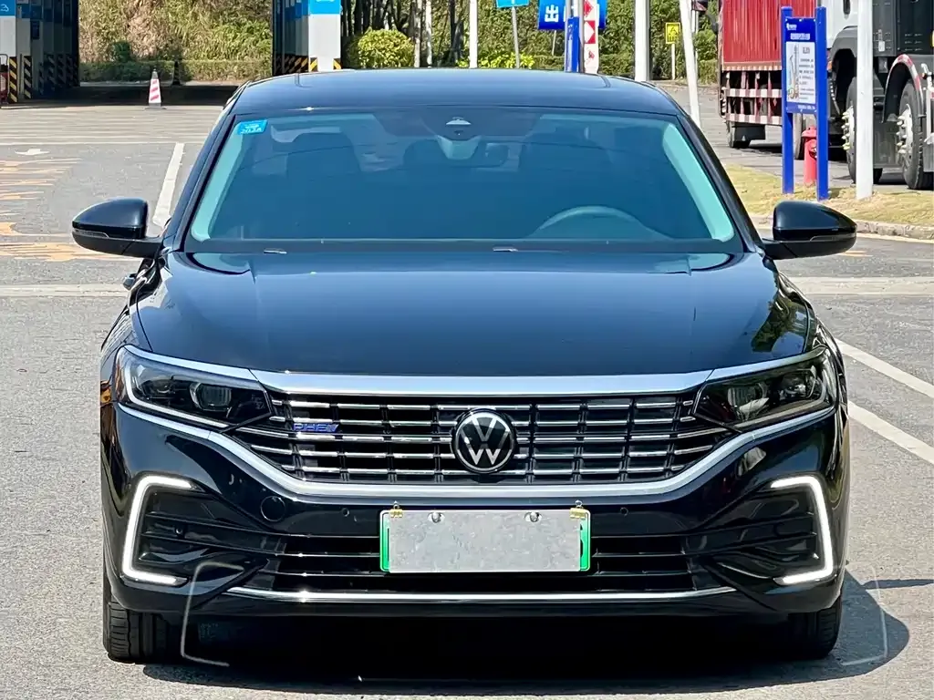 Volkswagen Passat PHEV — фото 10