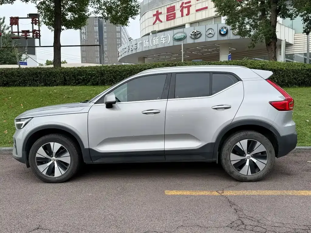 Volvo XC40 — фото 7