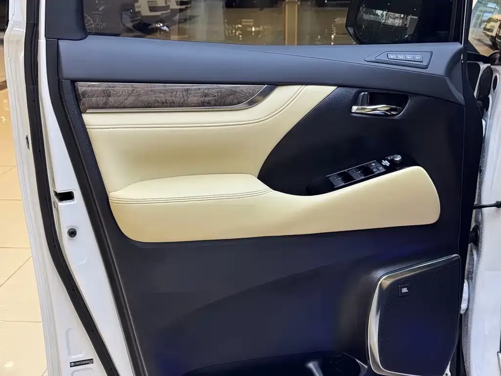 Toyota Vellfire — фото 4