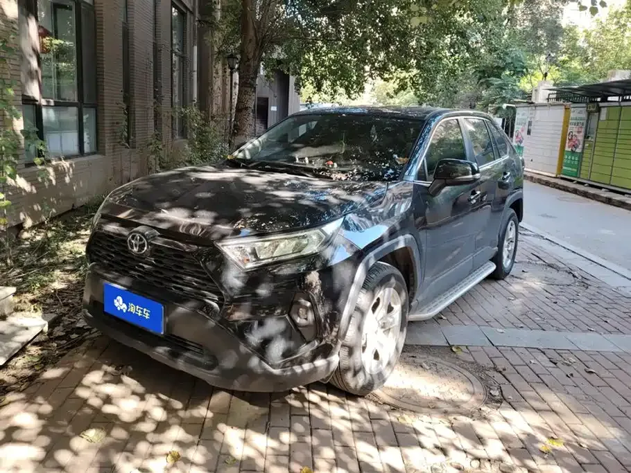Toyota RAV4 — фото 1