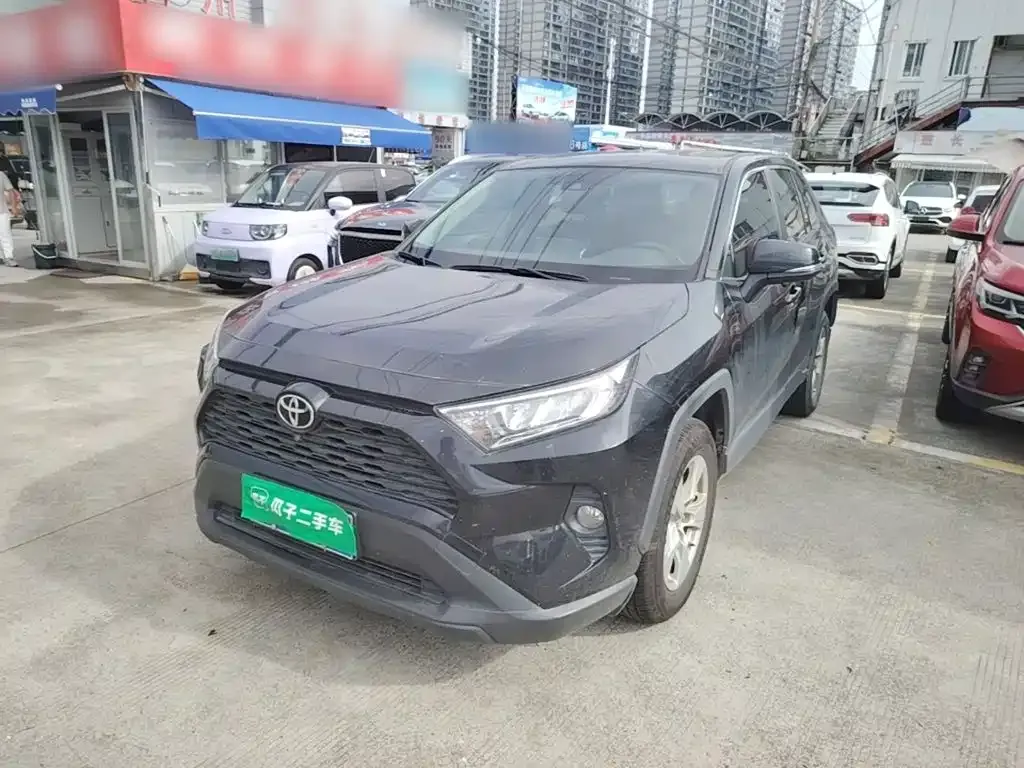 Toyota RAV4 — фото 1