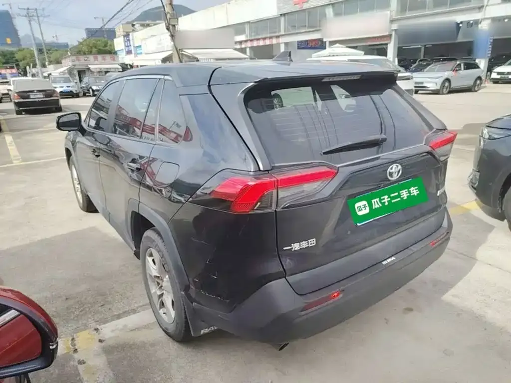Toyota RAV4 — фото 9