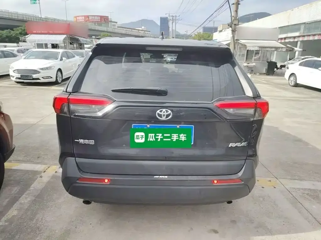 Toyota RAV4 — фото 5