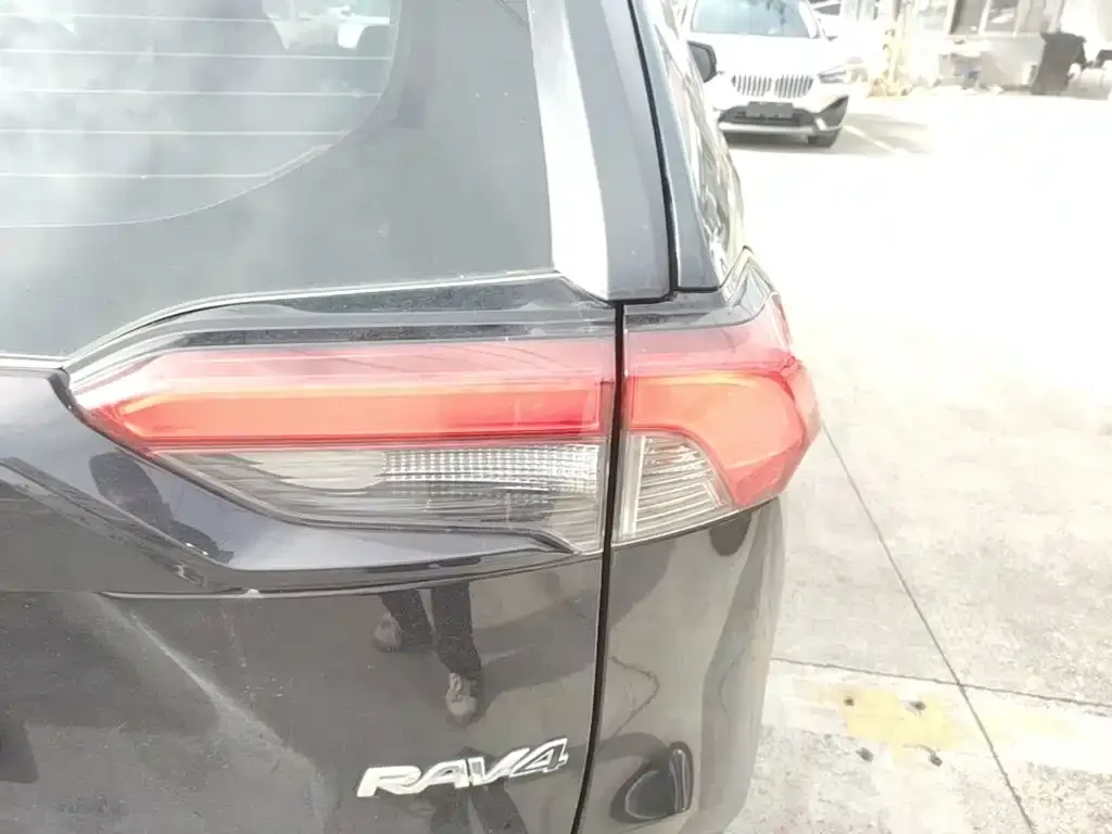Toyota RAV4 — фото 8
