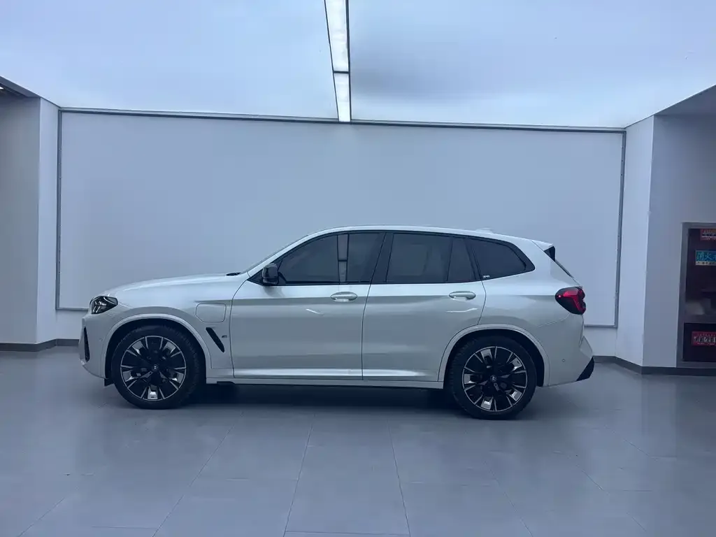 BMW iX3 — фото 6