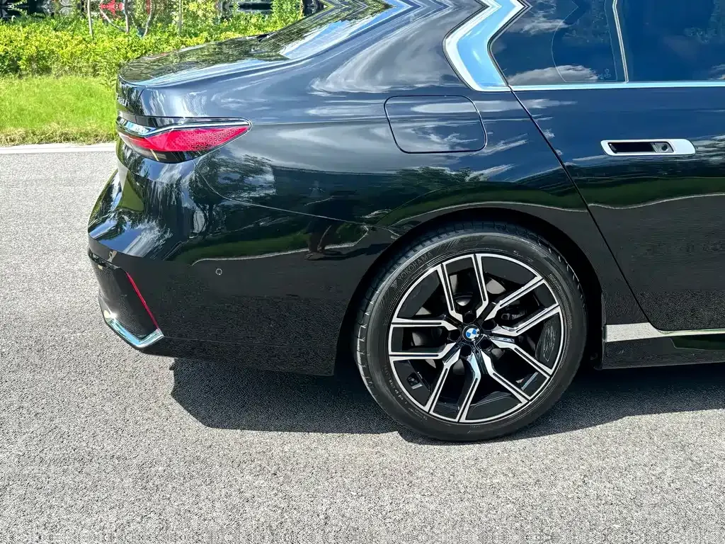 BMW 7 Series — фото 10