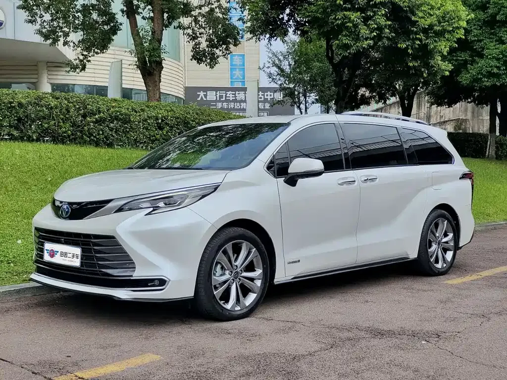 Toyota Sienna — фото 1