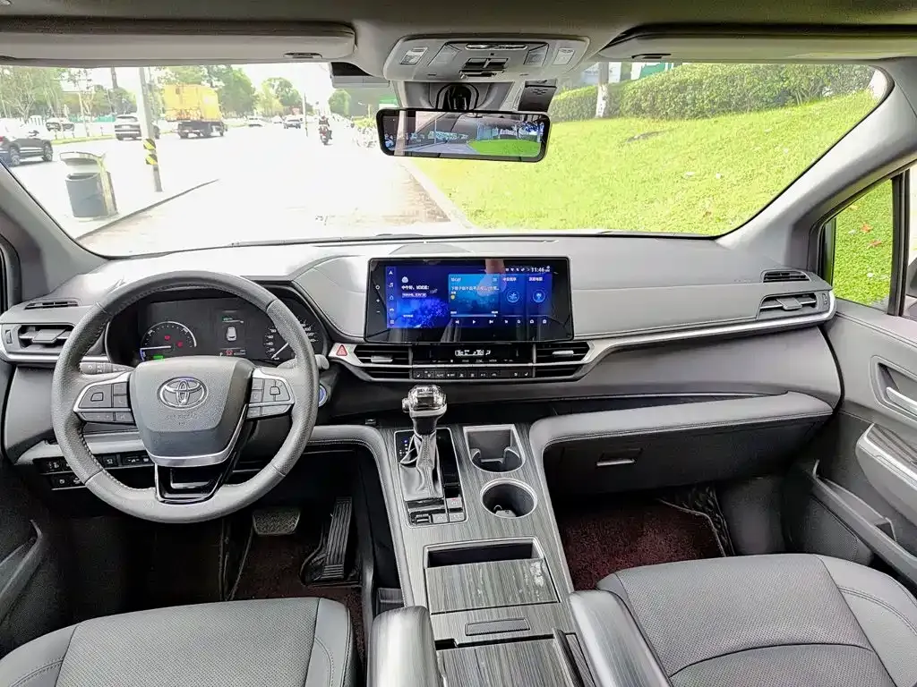 Toyota Sienna — фото 4