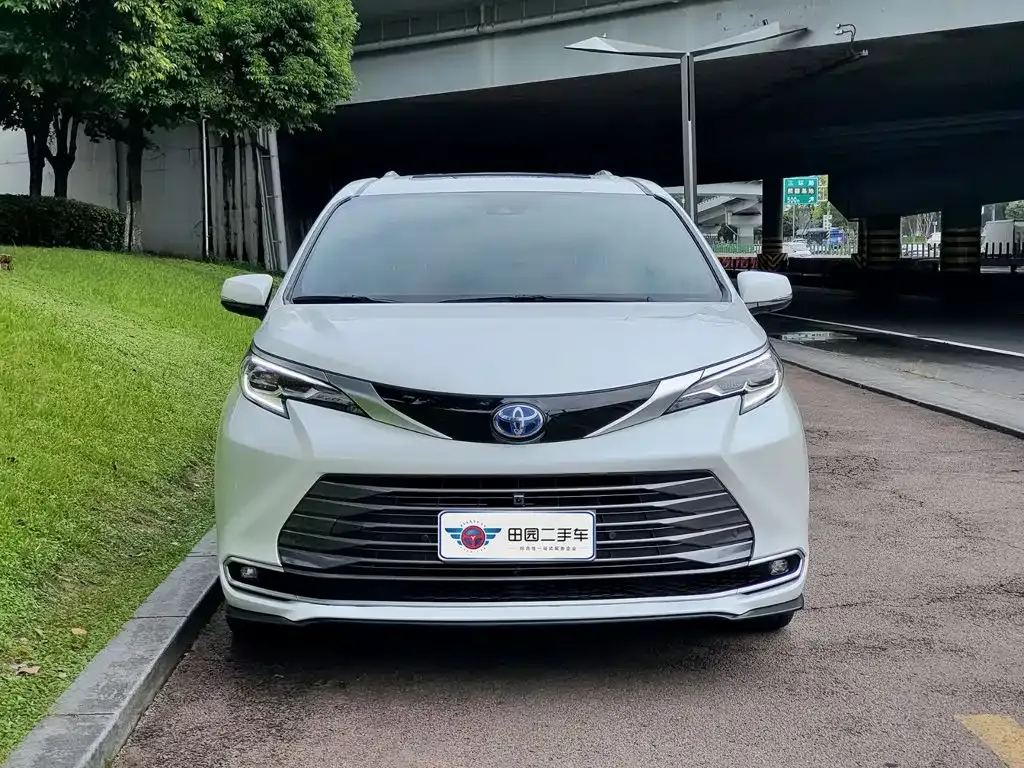 Toyota Sienna — фото 9